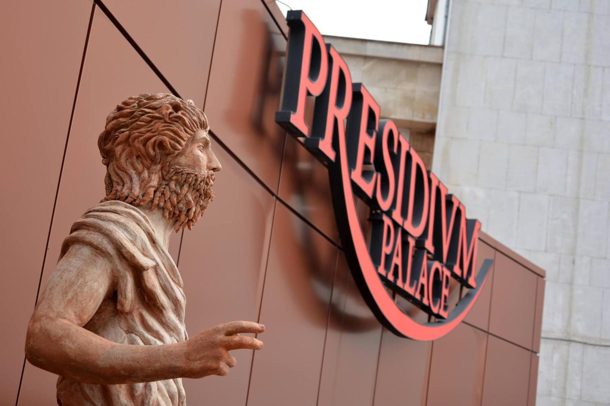 Hotel Presidivm Palace Lovech Bagian luar foto
