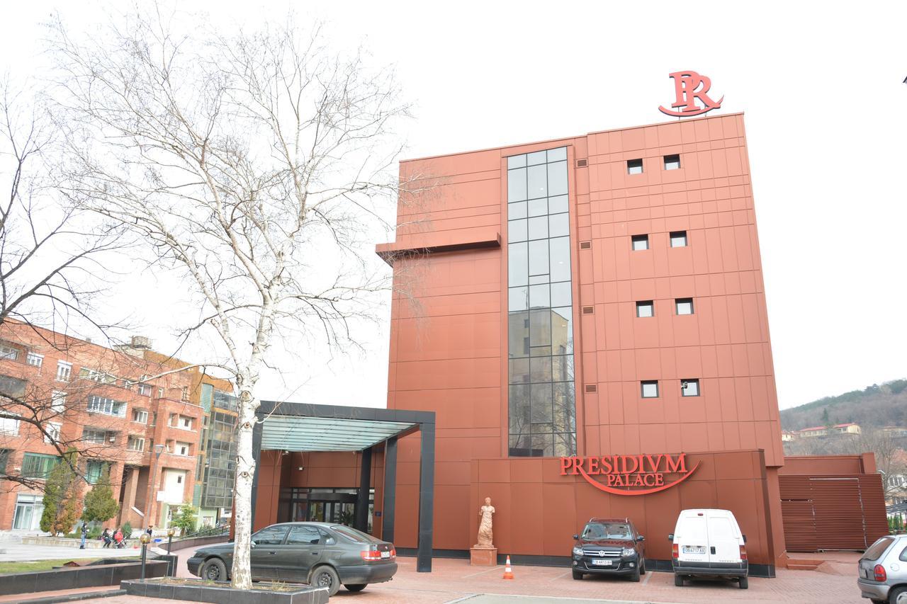 Hotel Presidivm Palace Lovech Bagian luar foto